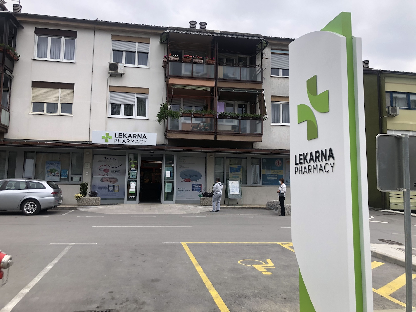 Montaža svetlobnih napisov Kraških lekarn v Ilirski Bistrici