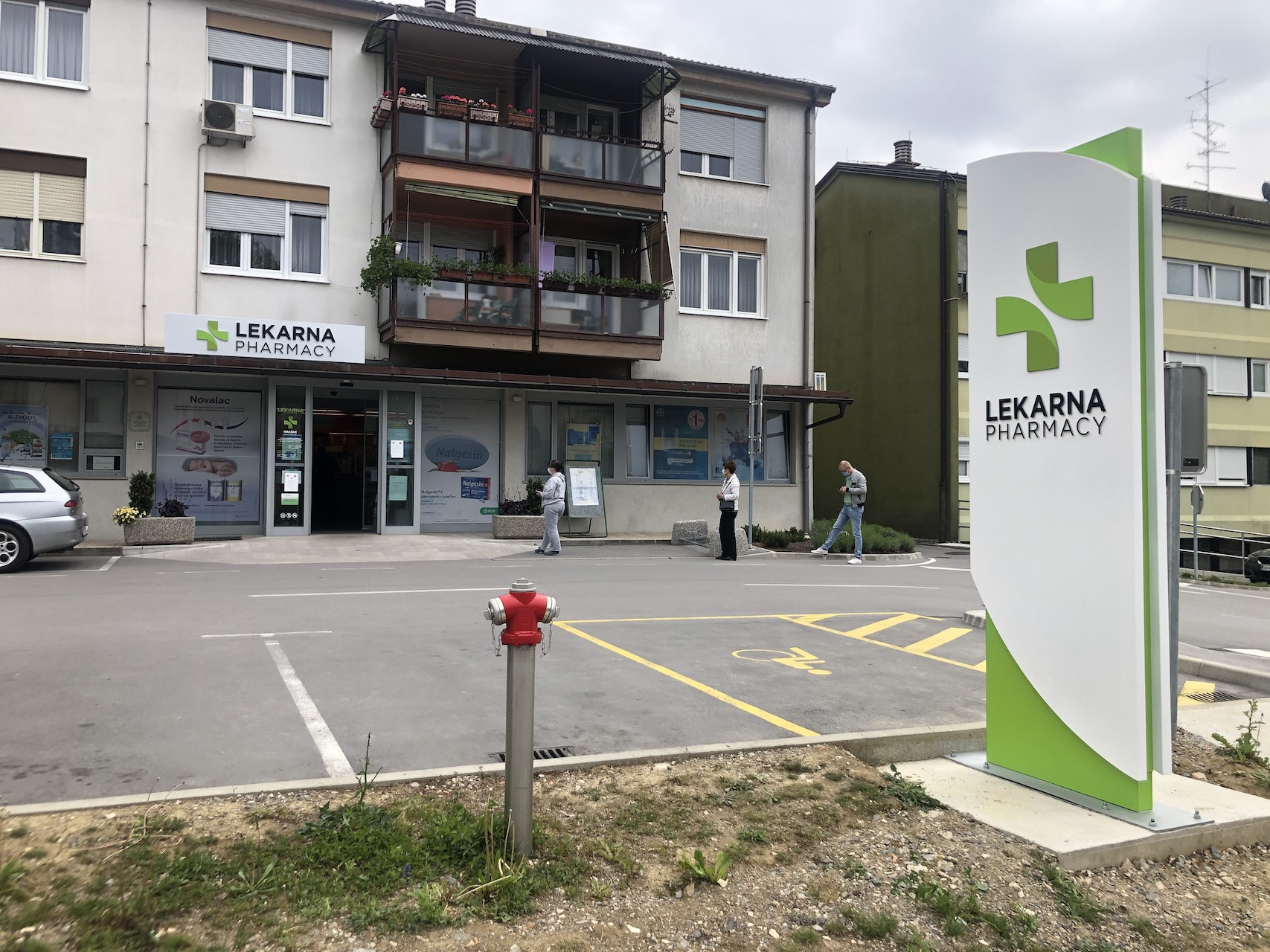 Montaža svetlobnih napisov Kraških lekarn v Ilirski Bistrici