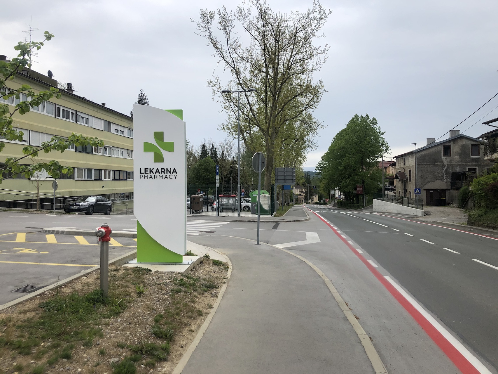 Montaža svetlobnih napisov Kraških lekarn v Ilirski Bistrici