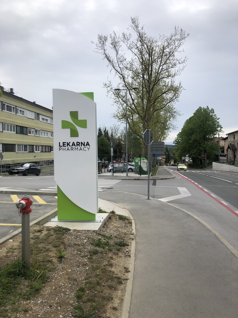 Montaža svetlobnih napisov Kraških lekarn v Ilirski Bistrici