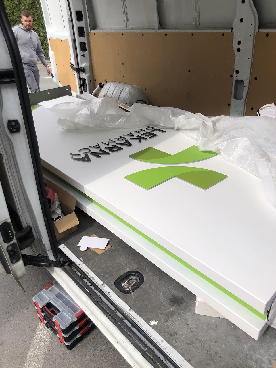 Montaža svetlobnih napisov Kraških lekarn v Ilirski Bistrici