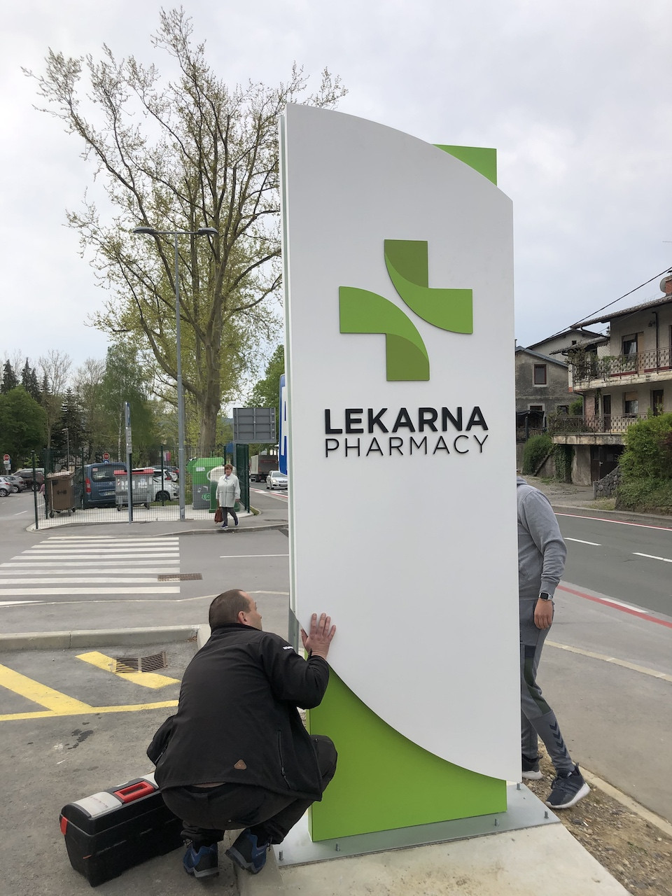 Montaža svetlobnih napisov Kraških lekarn v Ilirski Bistrici