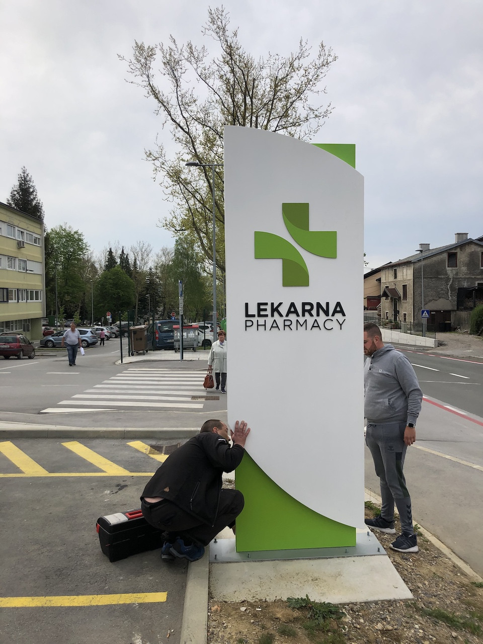 Montaža svetlobnih napisov Kraških lekarn v Ilirski Bistrici