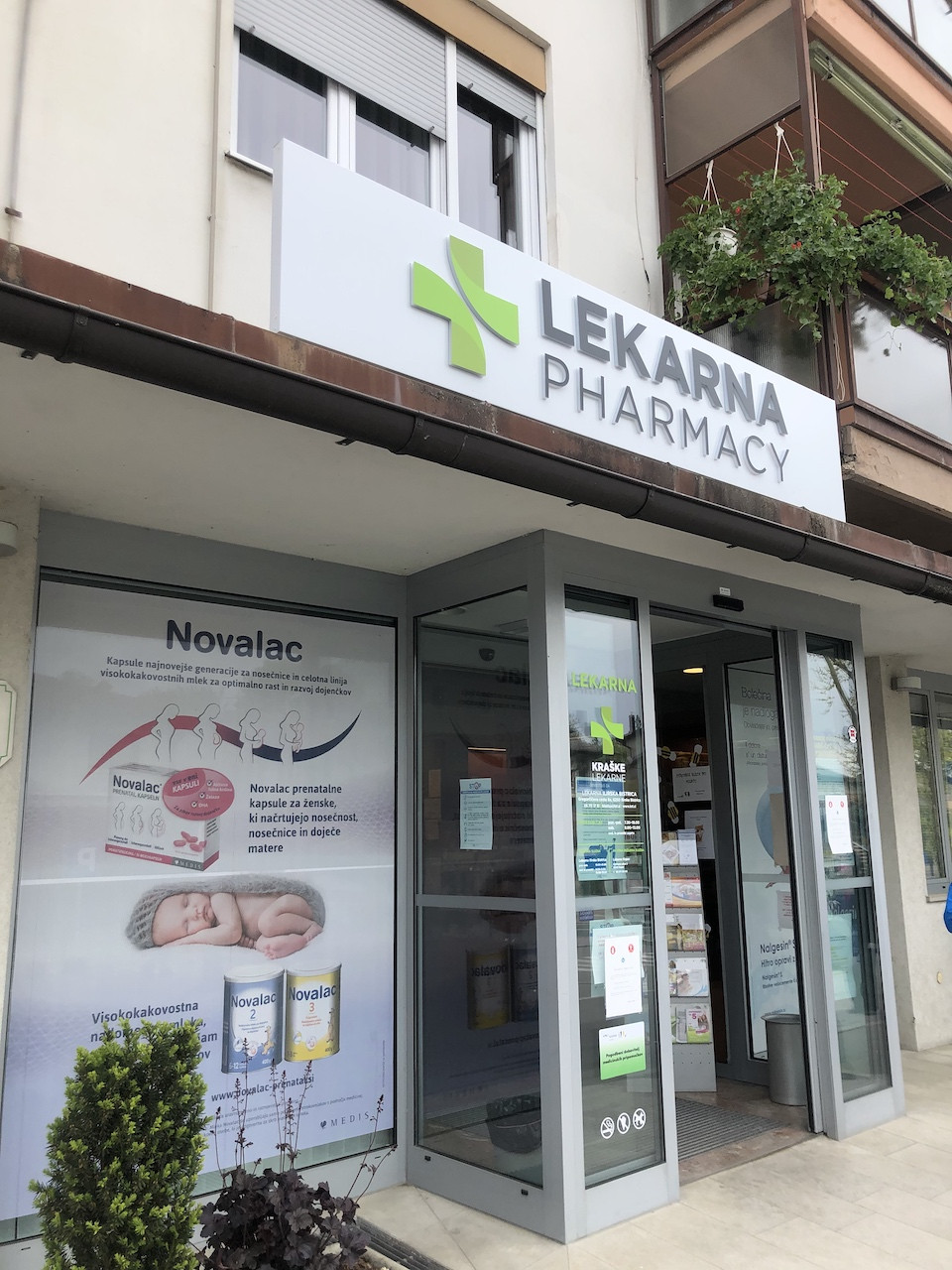 Montaža svetlobnih napisov Kraških lekarn v Ilirski Bistrici