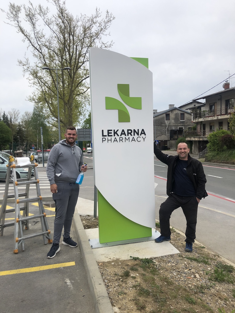 Montaža svetlobnih napisov Kraških lekarn v Ilirski Bistrici