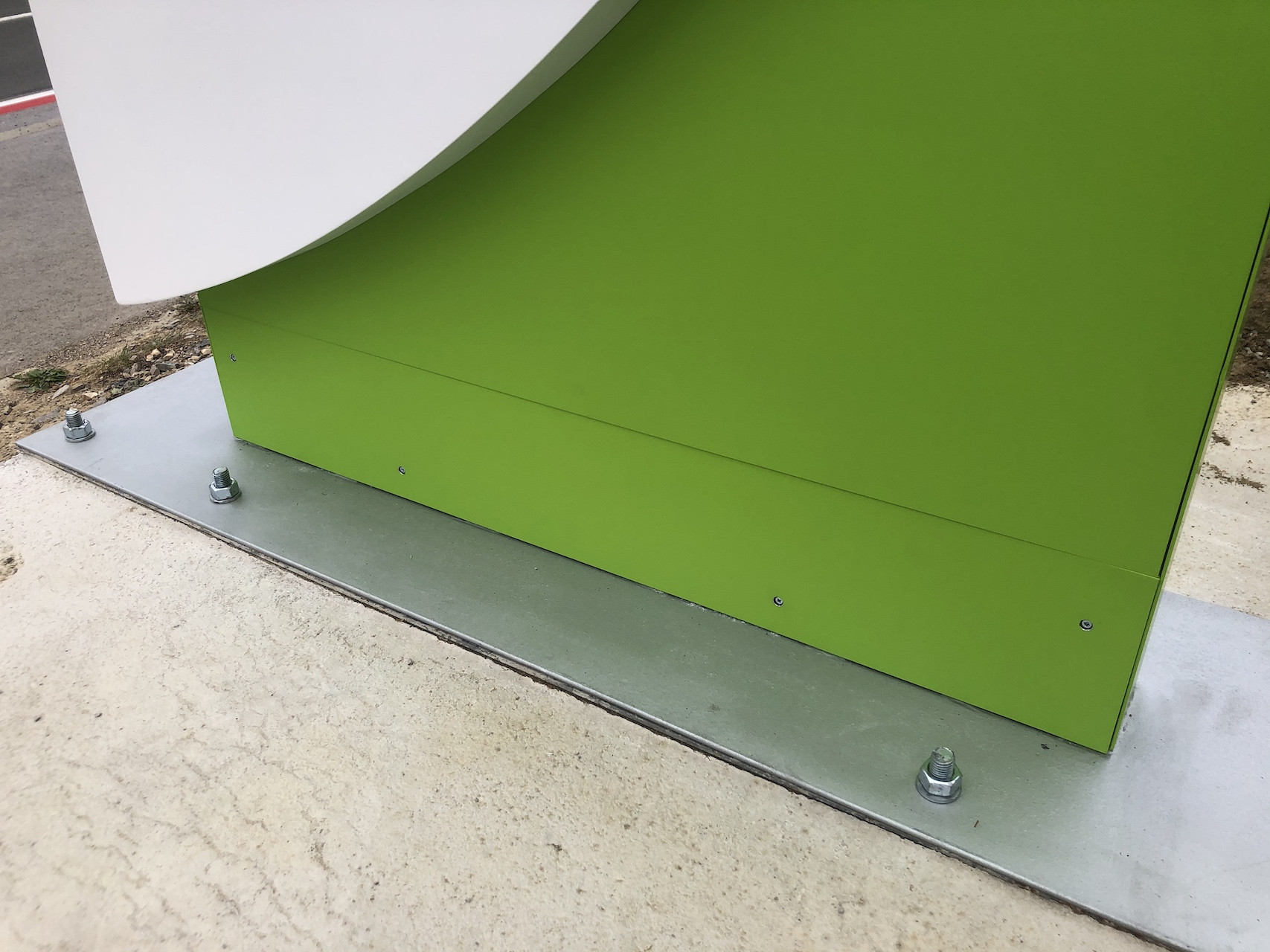 Montaža svetlobnih napisov Kraških lekarn v Ilirski Bistrici