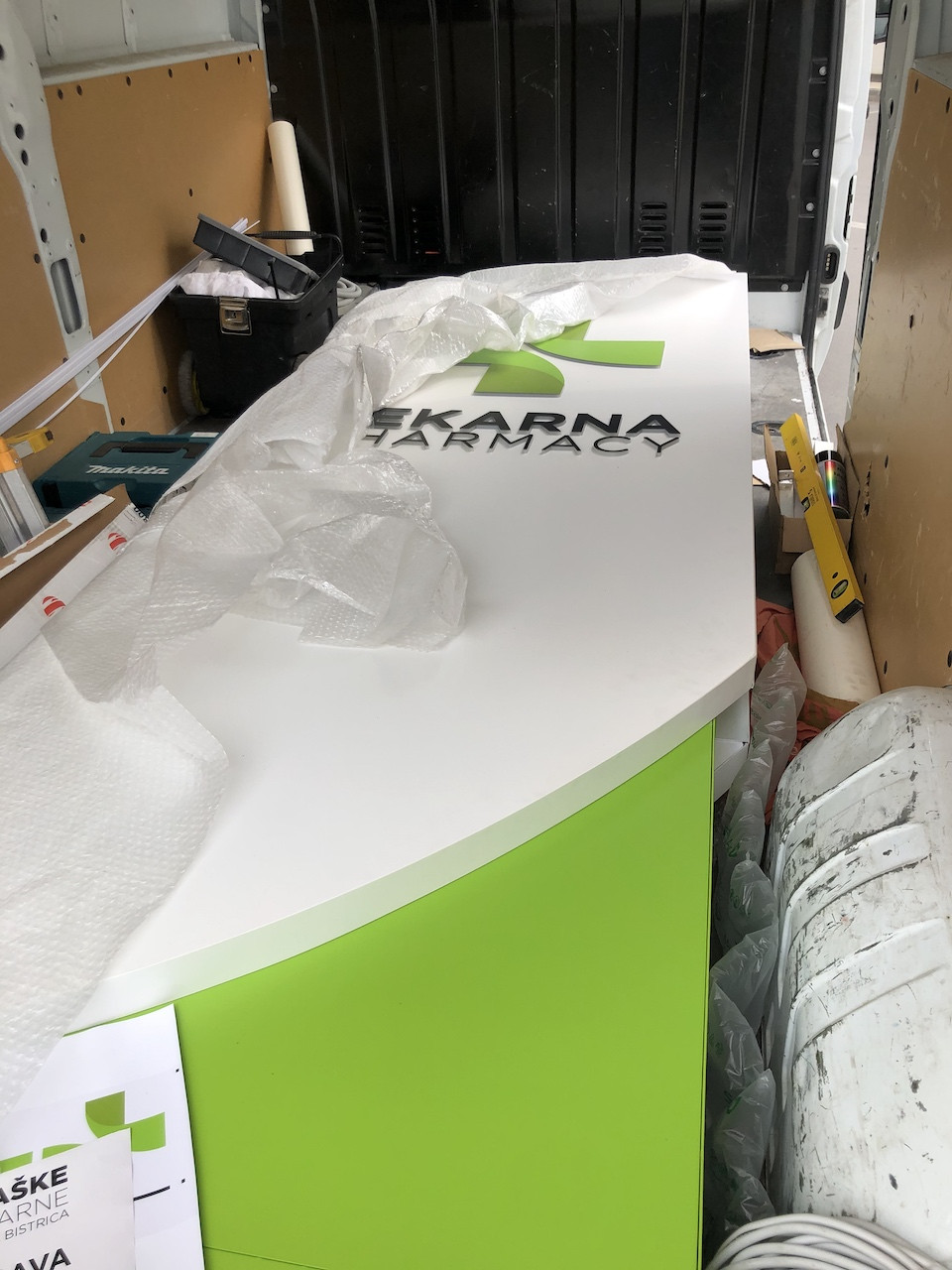 Montaža svetlobnih napisov Kraških lekarn v Ilirski Bistrici