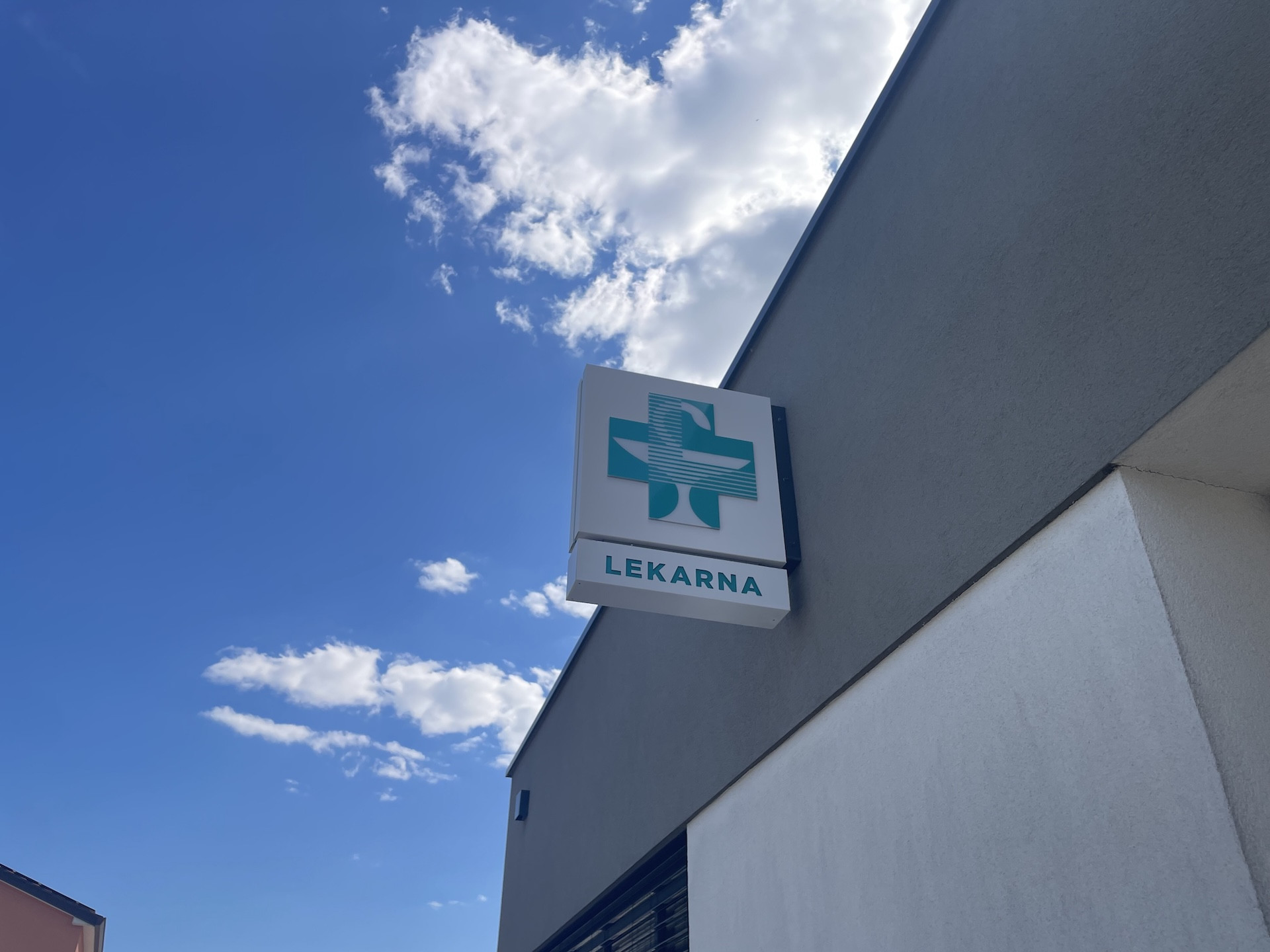 Servis in čiščenje svetlobnih napisov Kraških Lekarn