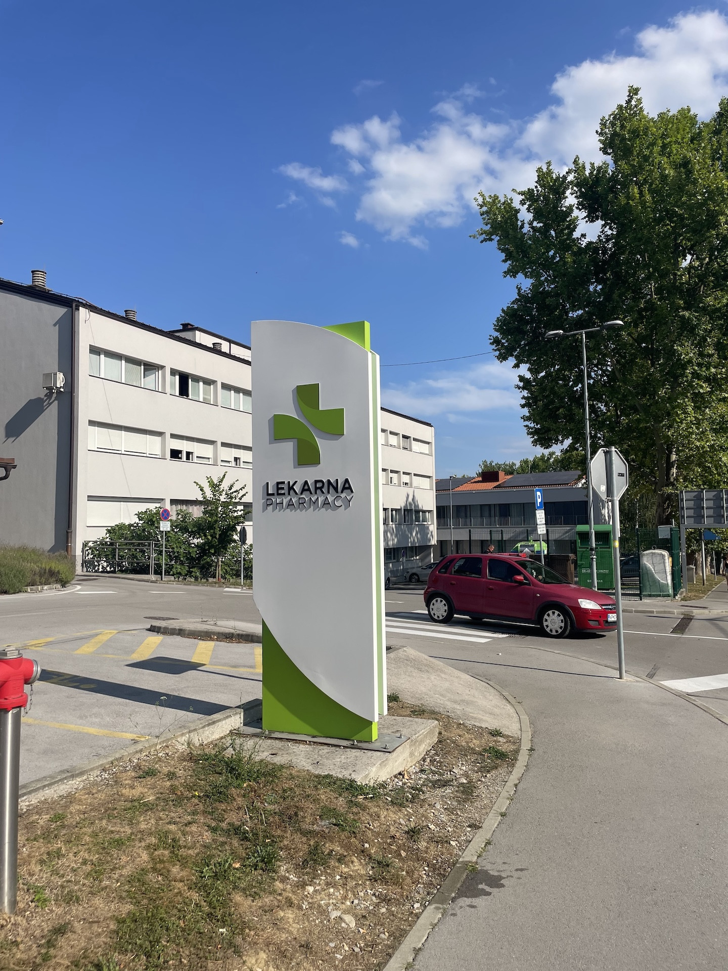 Servis in čiščenje svetlobnih napisov Kraških Lekarn