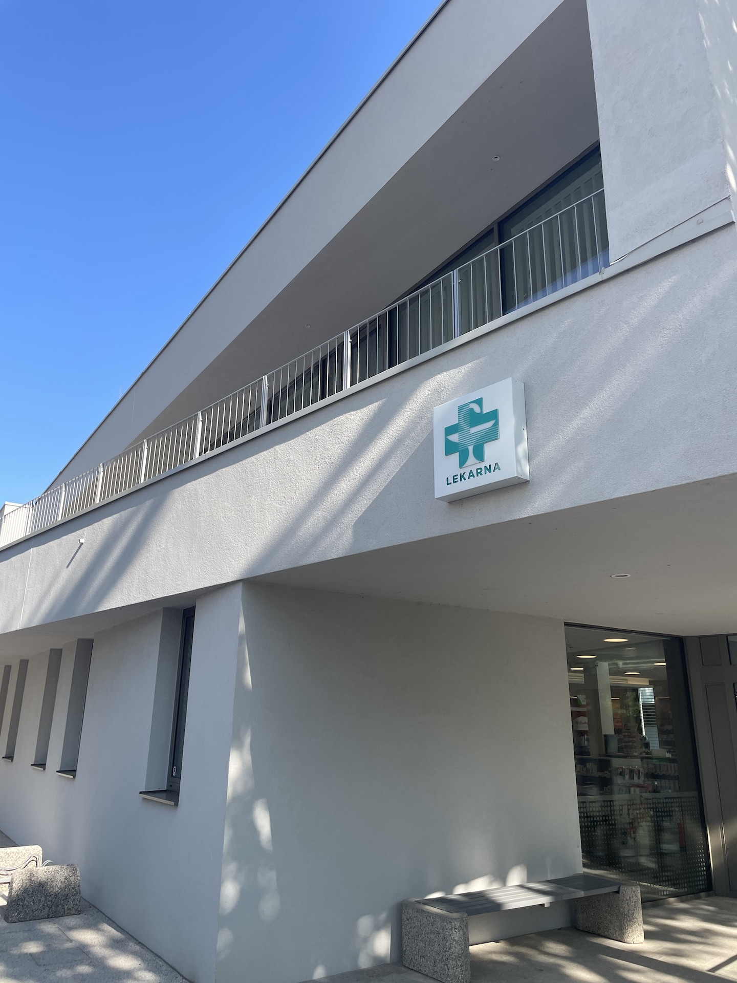 Servis in čiščenje svetlobnih napisov Kraških Lekarn