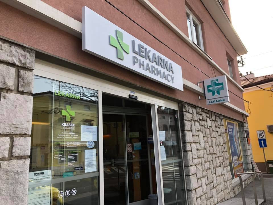 Uspešen začetek montaže novih svetlobnih napisov Kraških lekarn