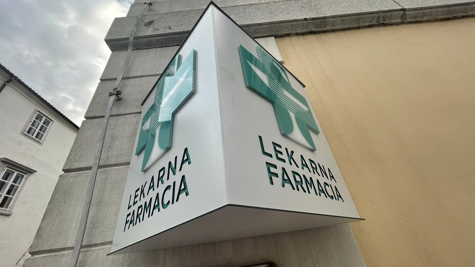 Uspešna montaža svetlobnih prizm Elegance v Ljubljani in Kopru