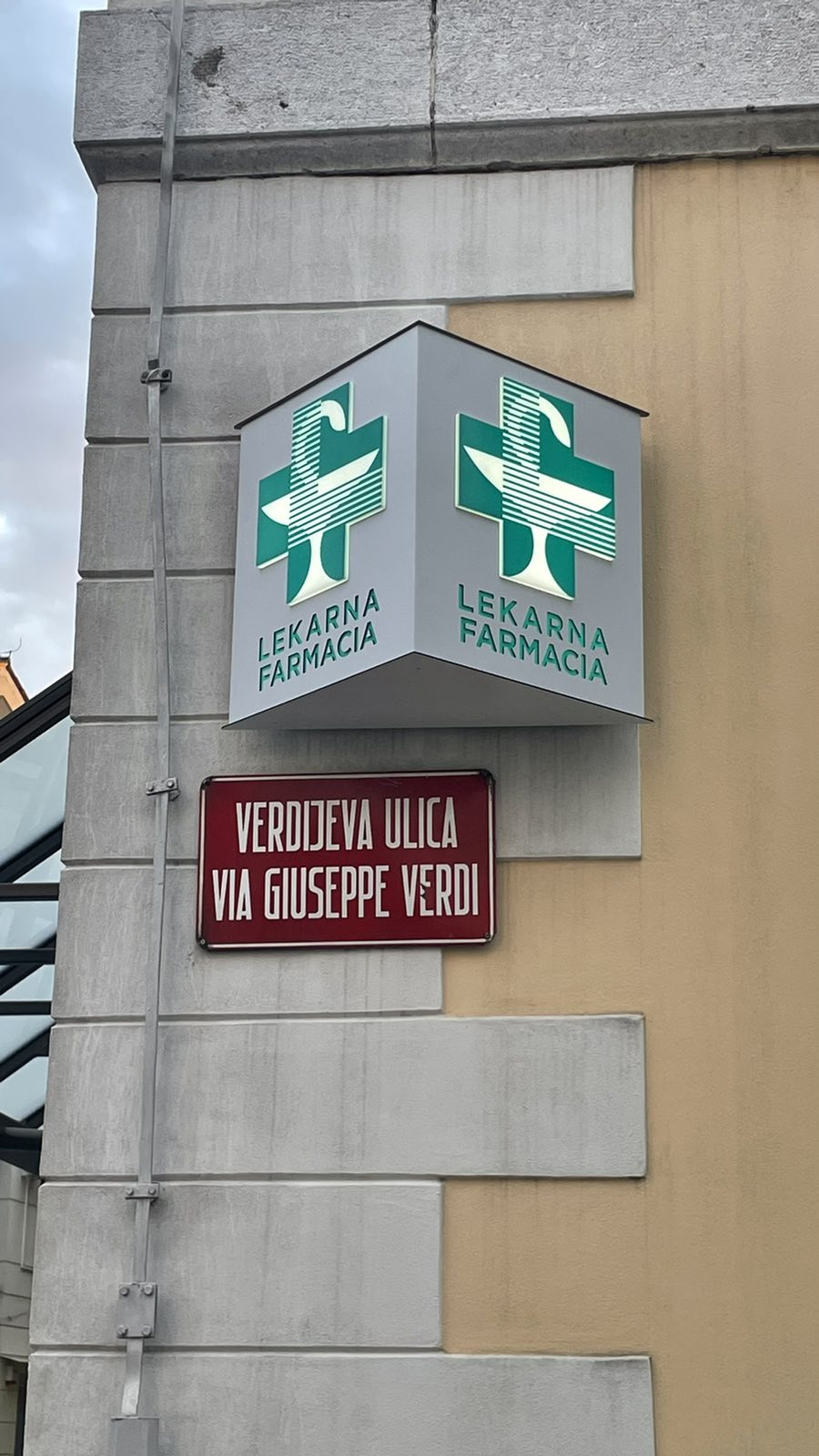 Uspešna montaža svetlobnih prizm Elegance v Ljubljani in Kopru