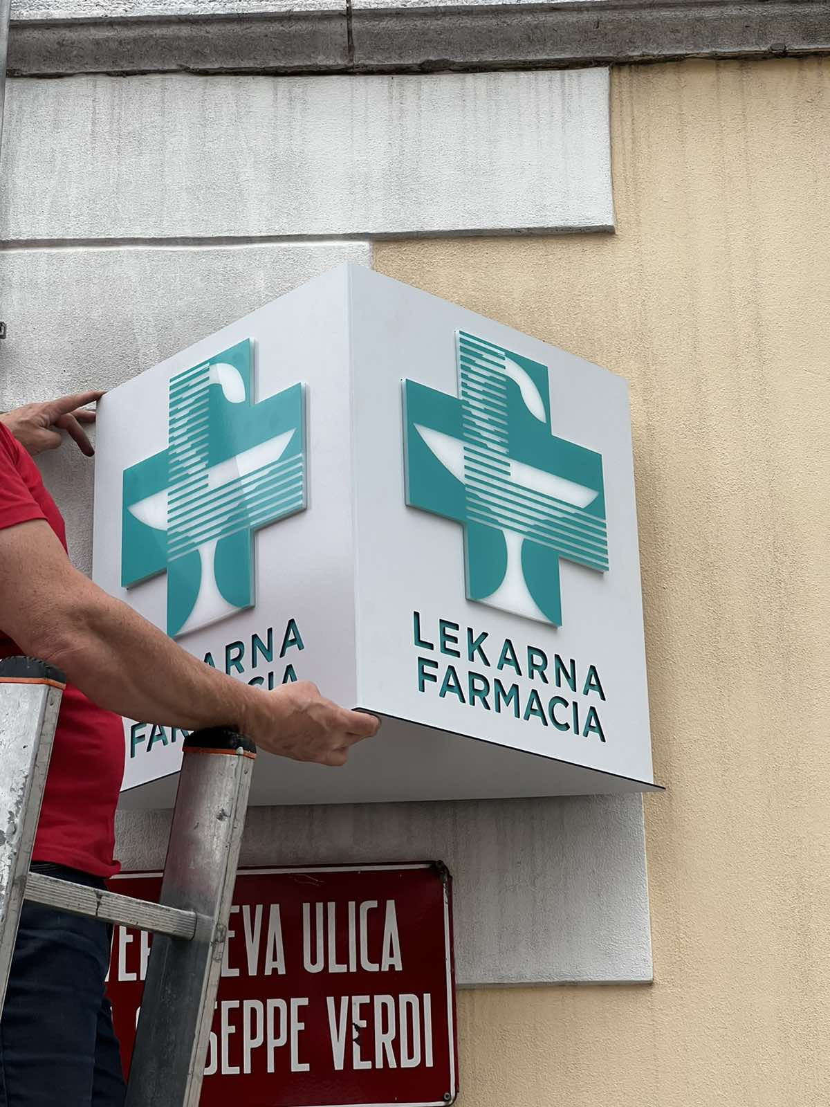 Uspešna montaža svetlobnih prizm Elegance v Ljubljani in Kopru