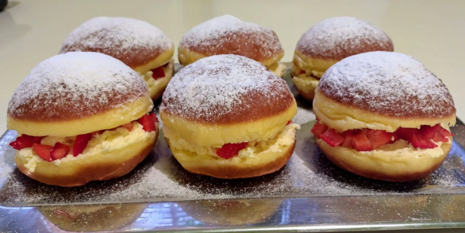 Krofi z vanilijevo kremo in jagodami