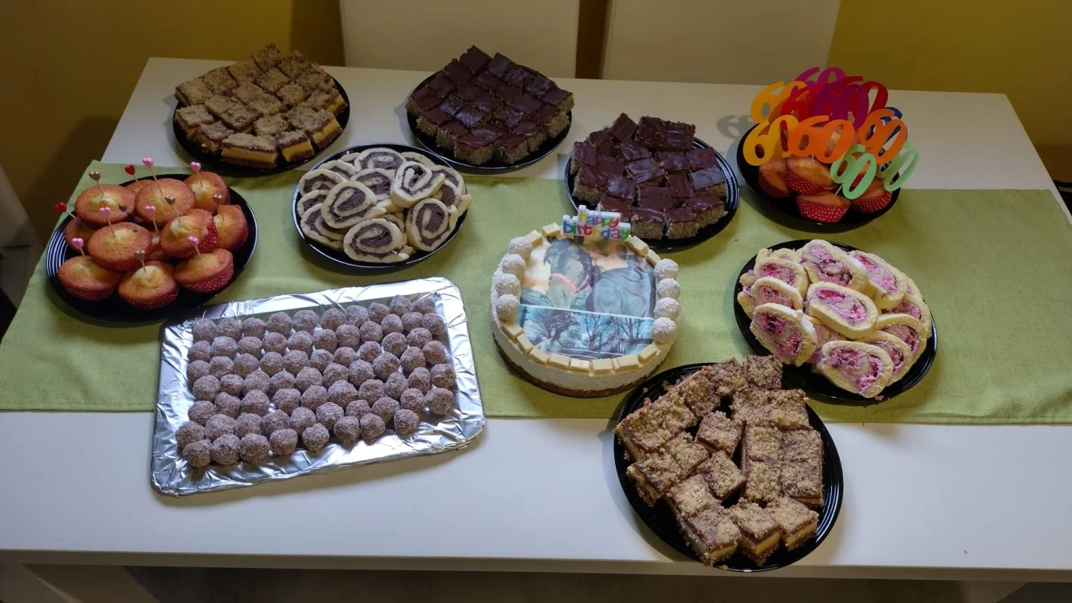 Makovo pecivo, rolada z oreo kremo, rum kokos, mango kokos torta, tojni užitek