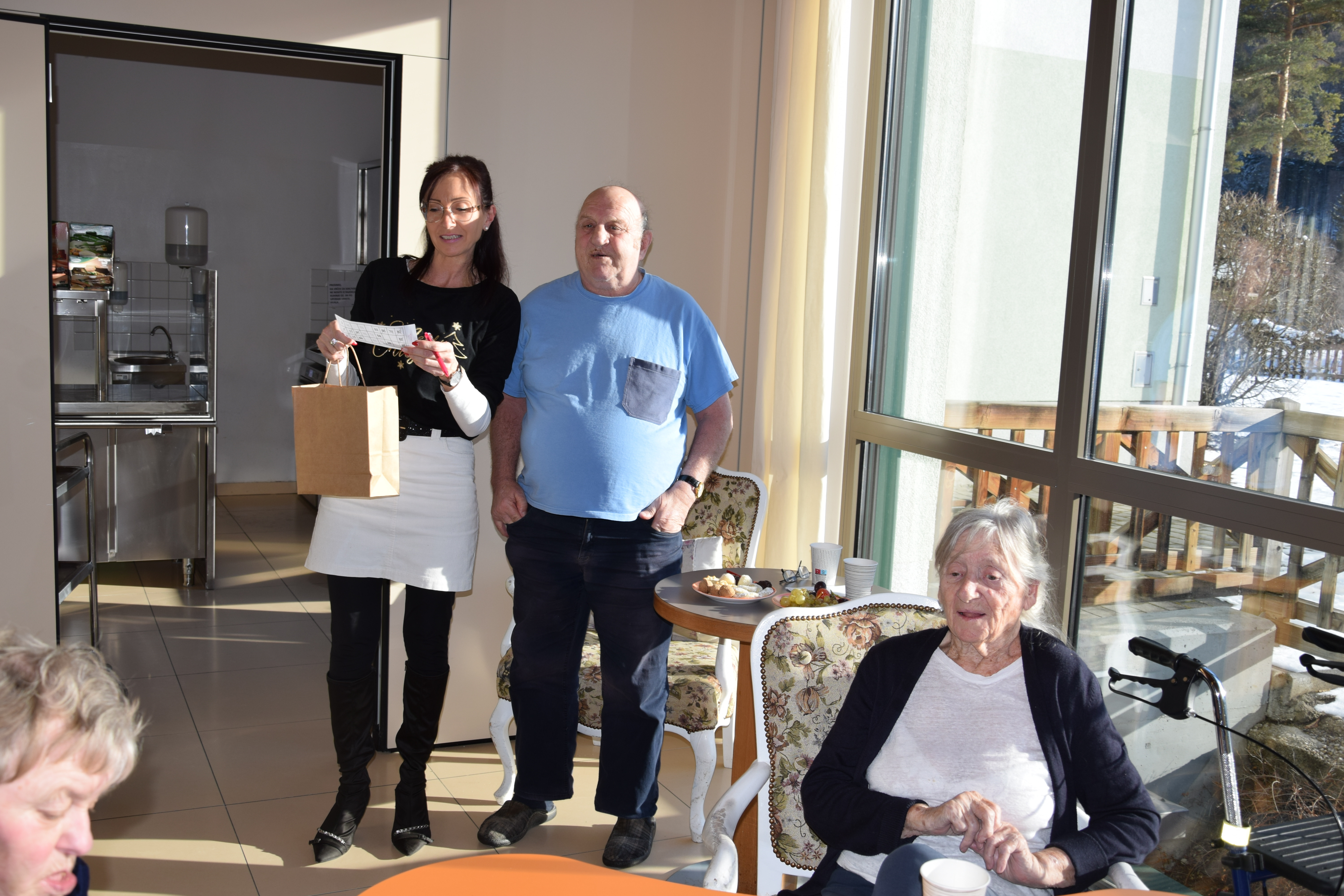 Božična tombola v avli