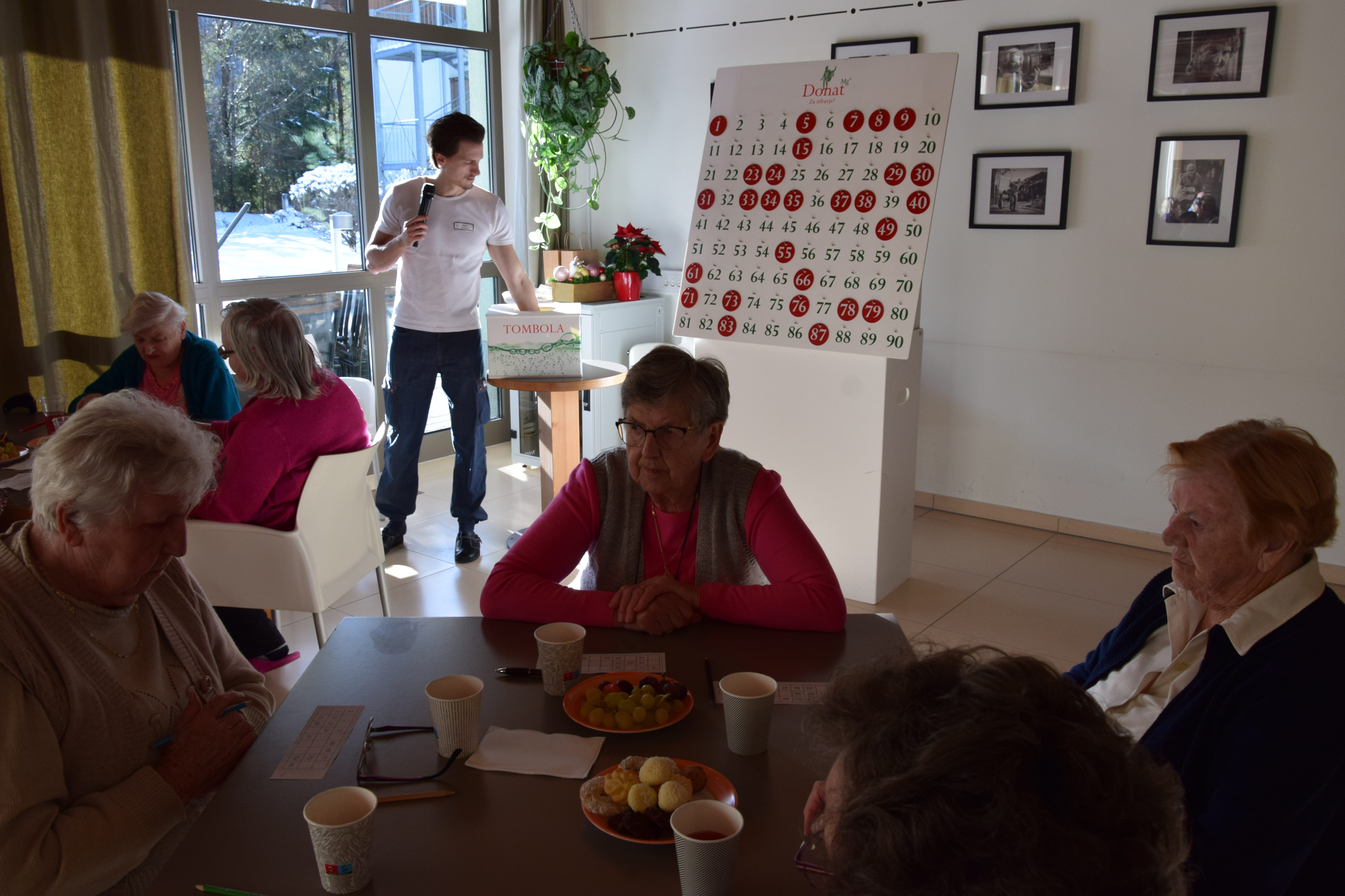 Božična tombola v avli