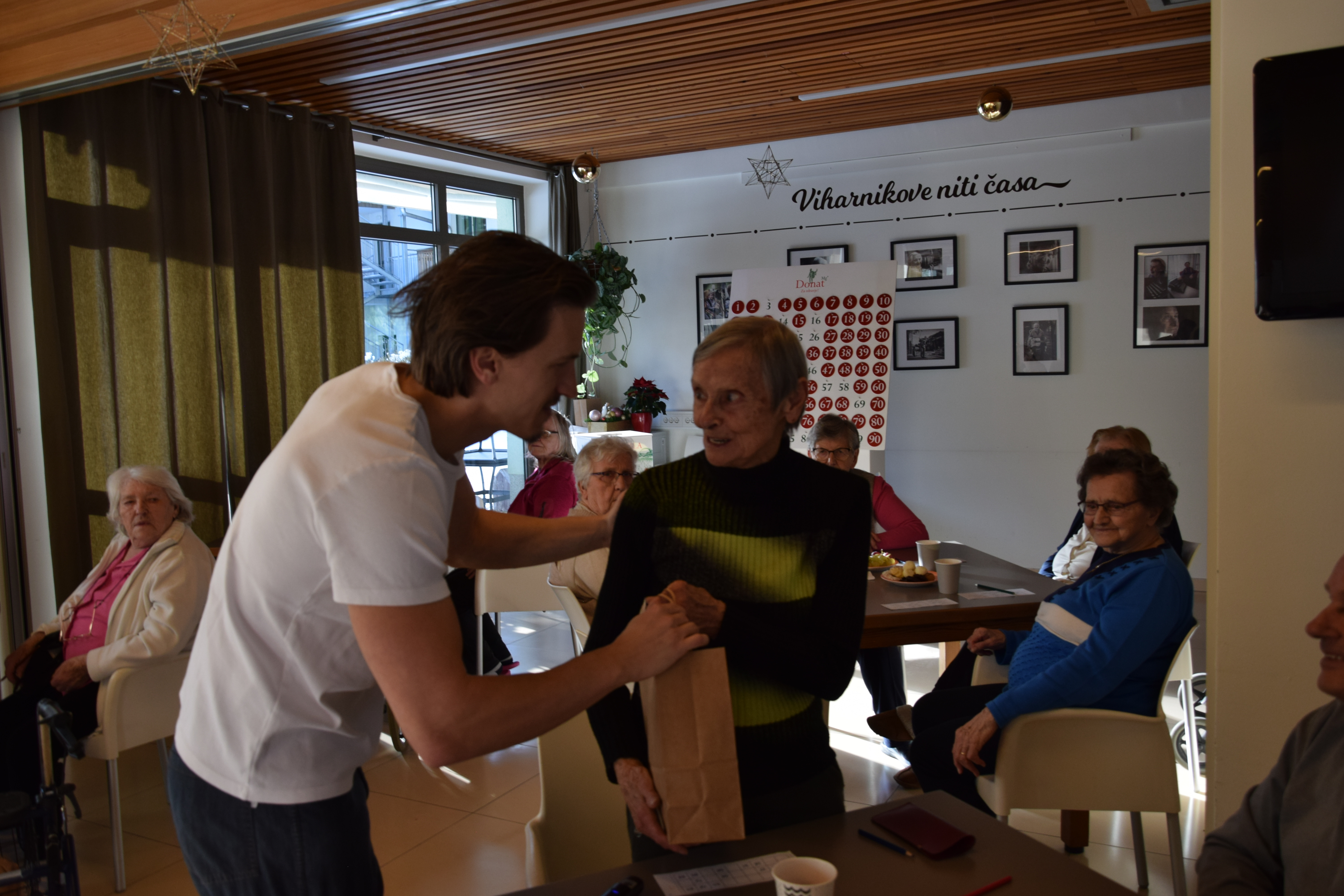 Božična tombola v avli