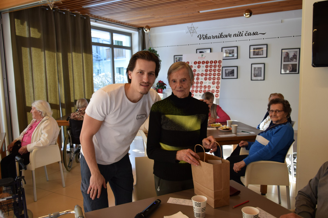 Božična tombola v avli