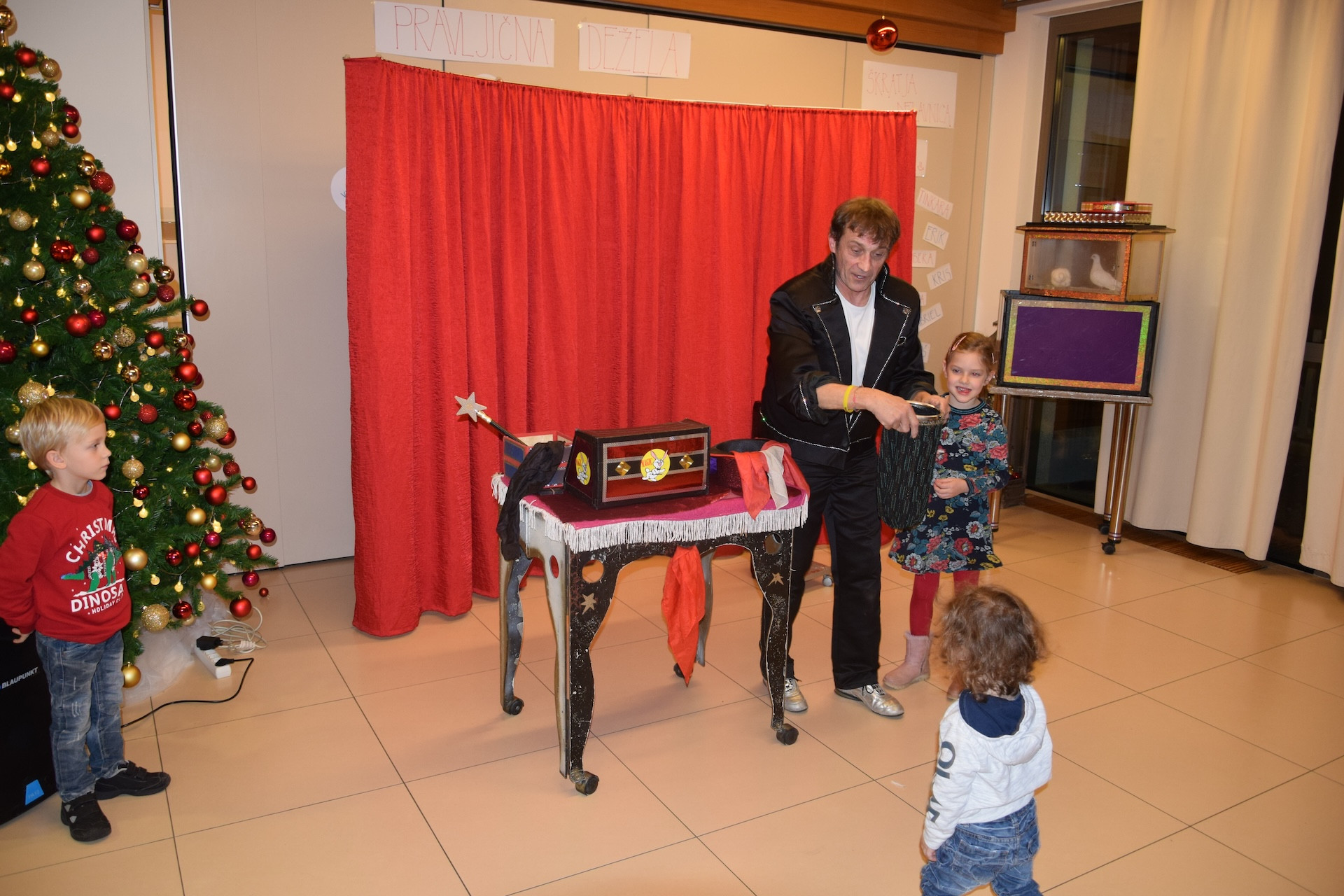 Dedek Mraz prišel je med nas