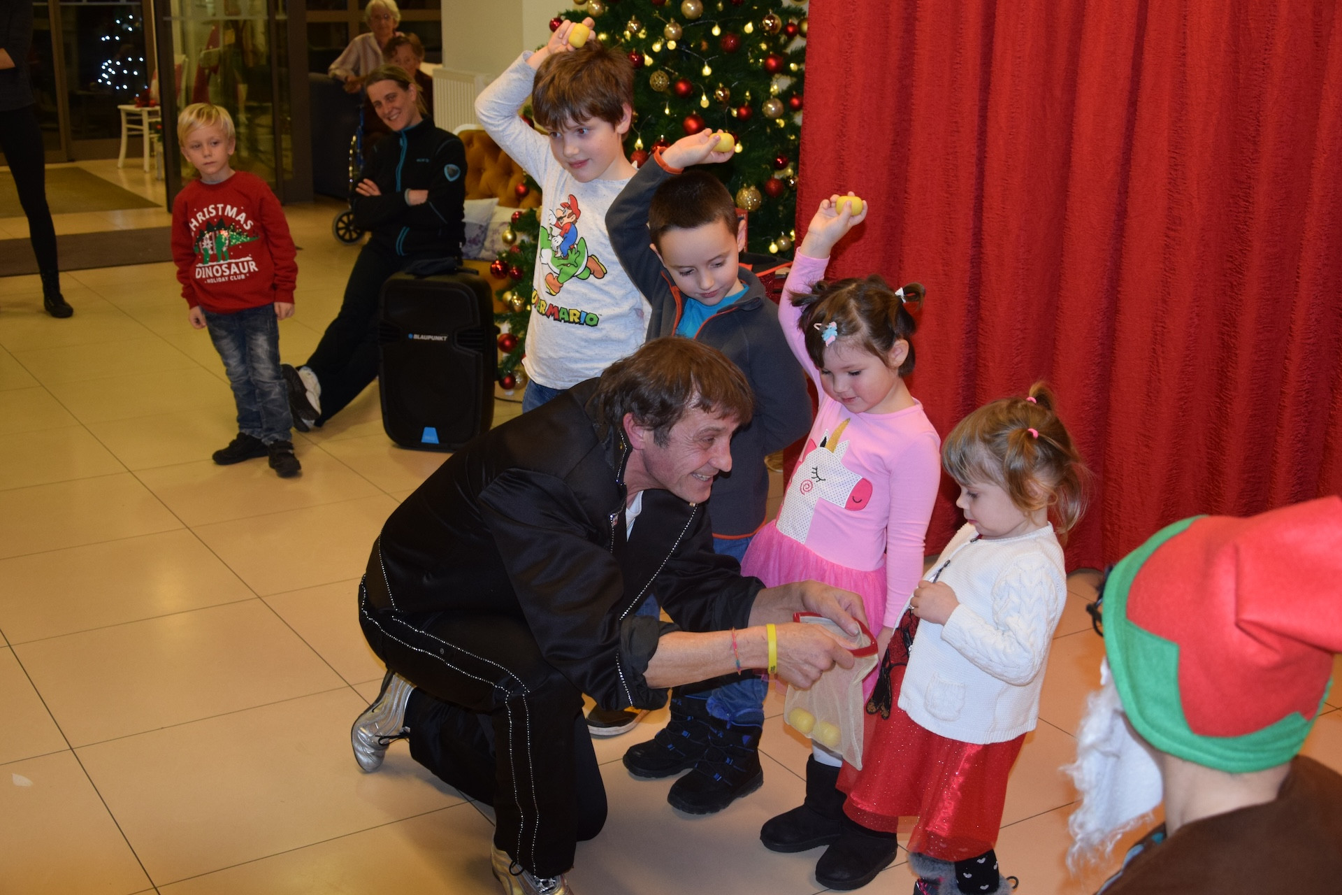 Dedek Mraz prišel je med nas