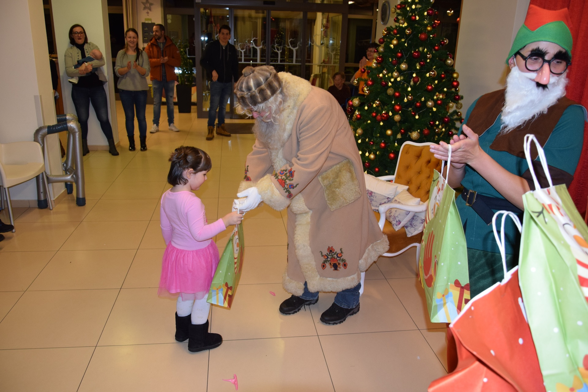 Dedek Mraz prišel je med nas