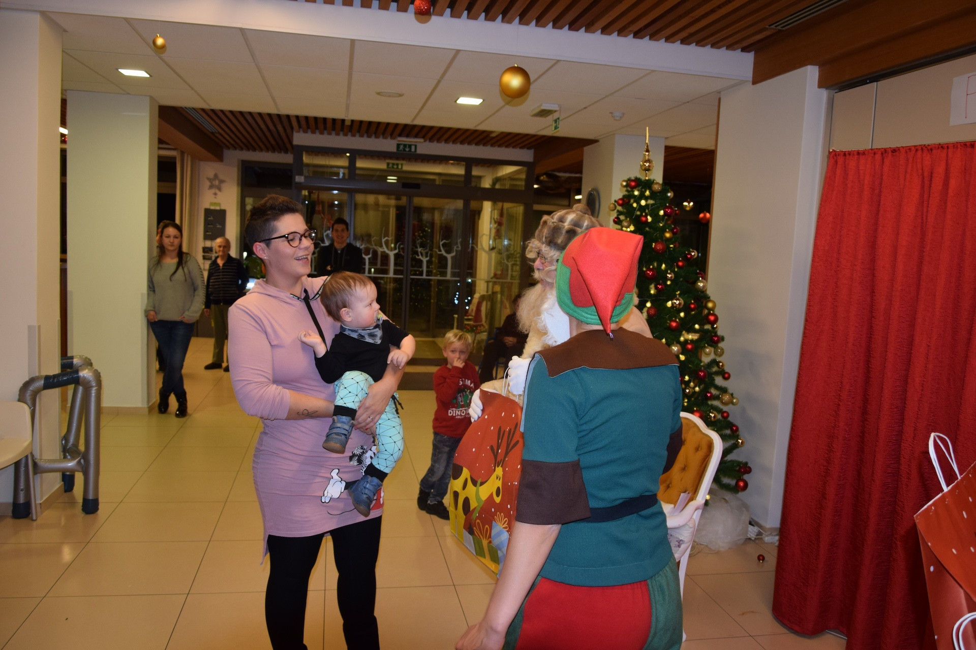 Dedek Mraz prišel je med nas