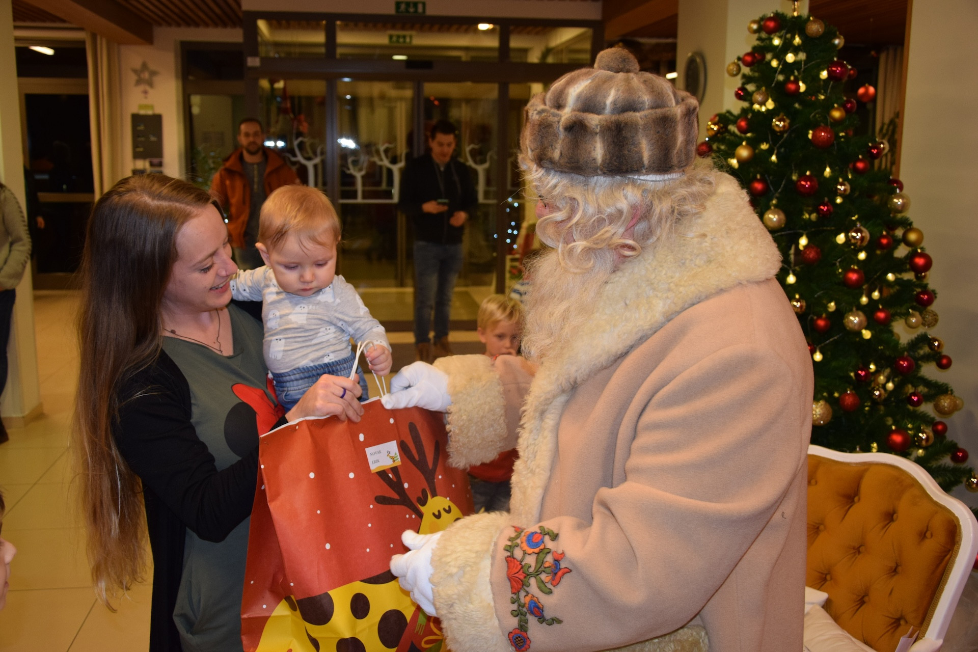 Dedek Mraz prišel je med nas