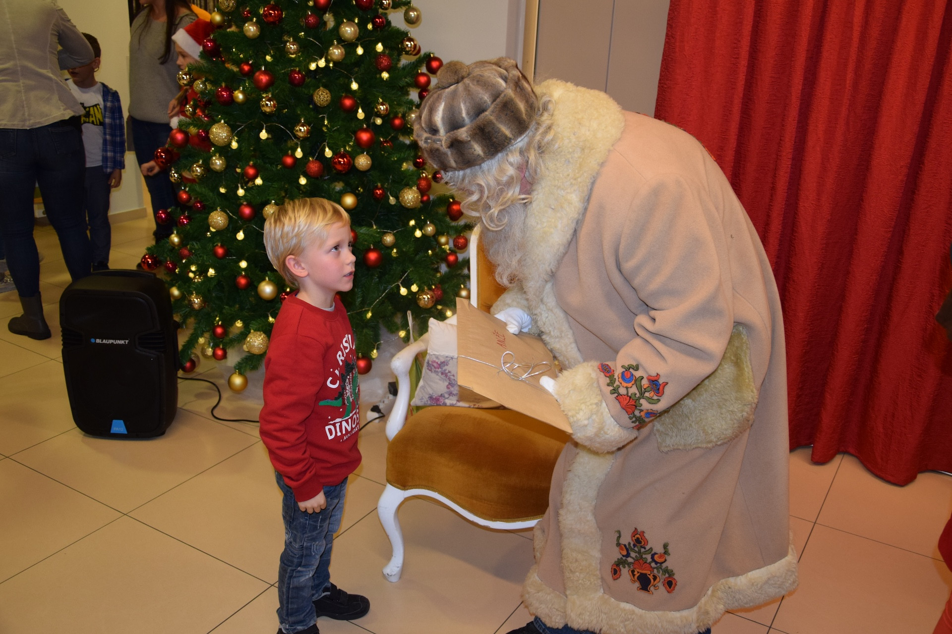 Dedek Mraz prišel je med nas