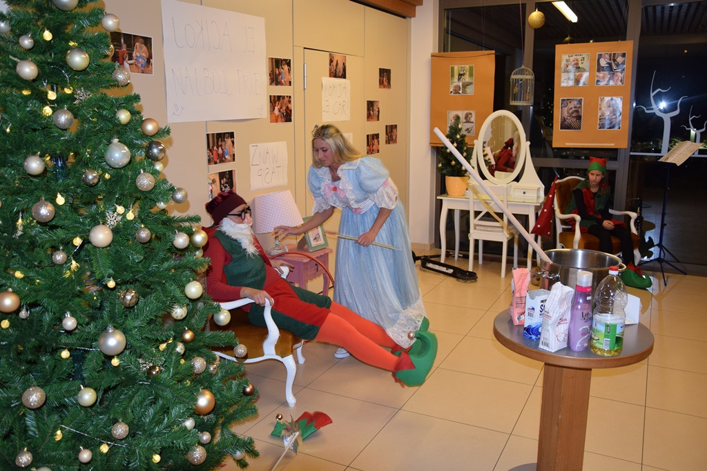 Dedek Mraz spet prišel je med nas