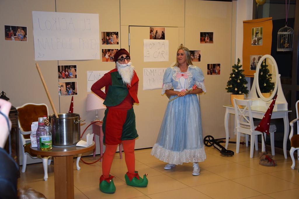 Dedek Mraz spet prišel je med nas