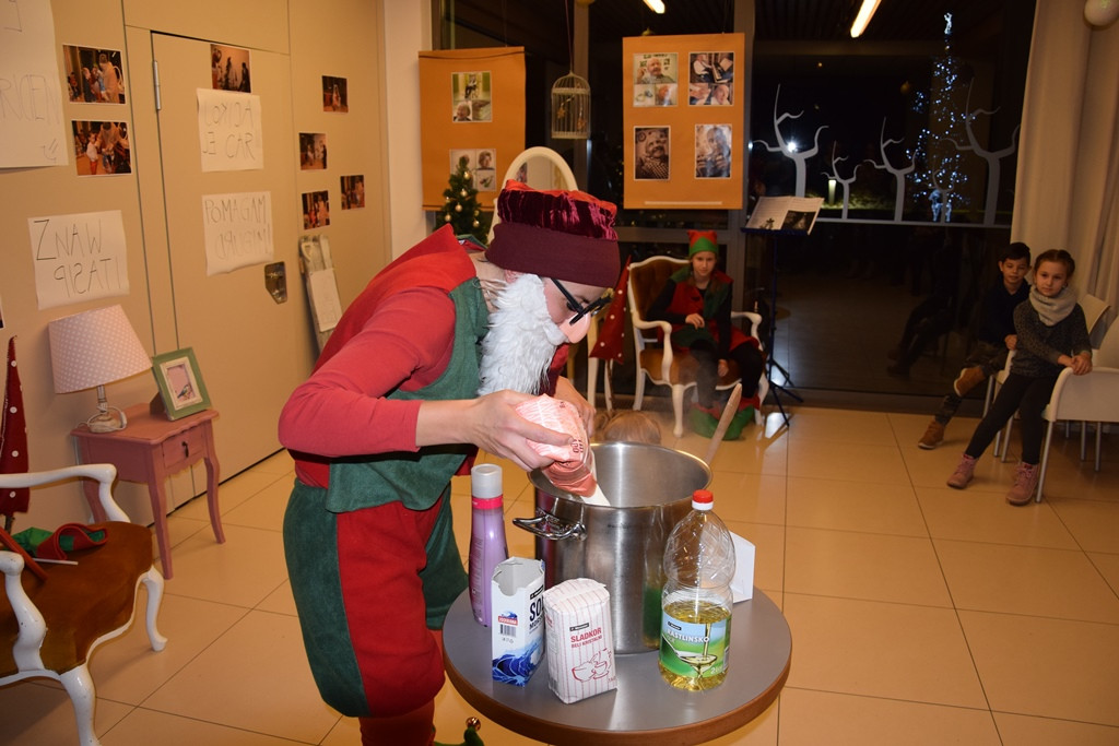 Dedek Mraz spet prišel je med nas