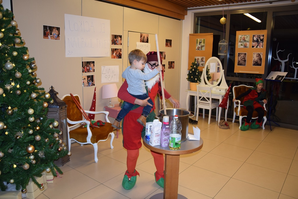 Dedek Mraz spet prišel je med nas