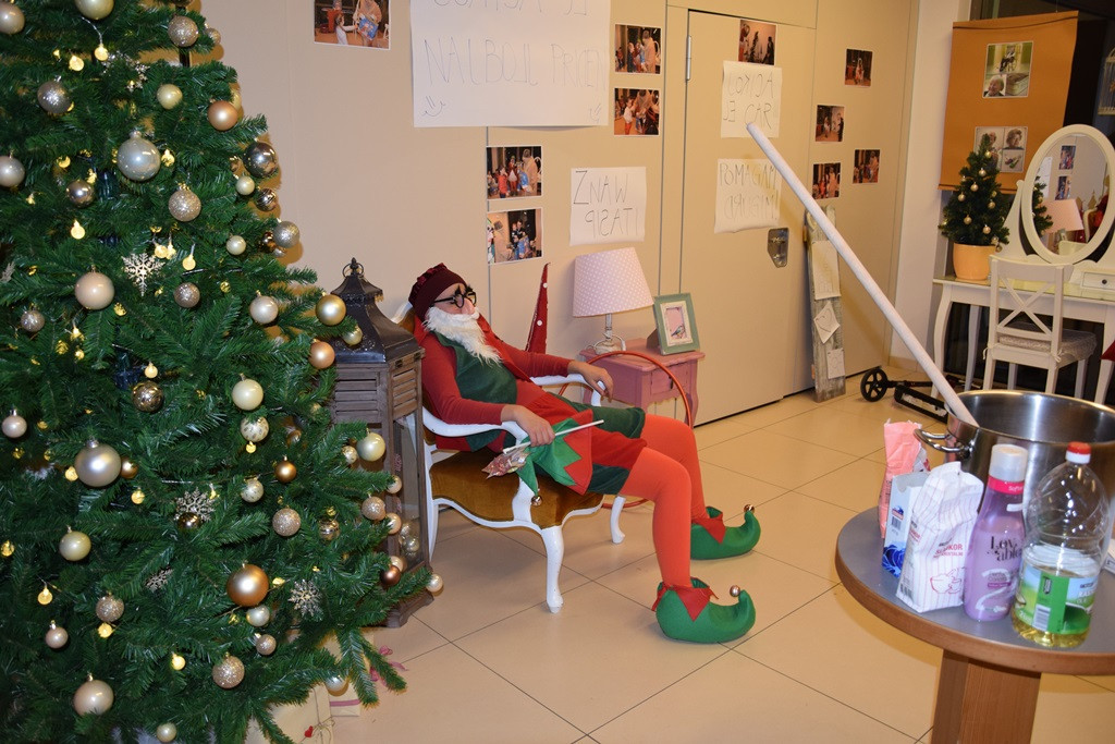 Dedek Mraz spet prišel je med nas