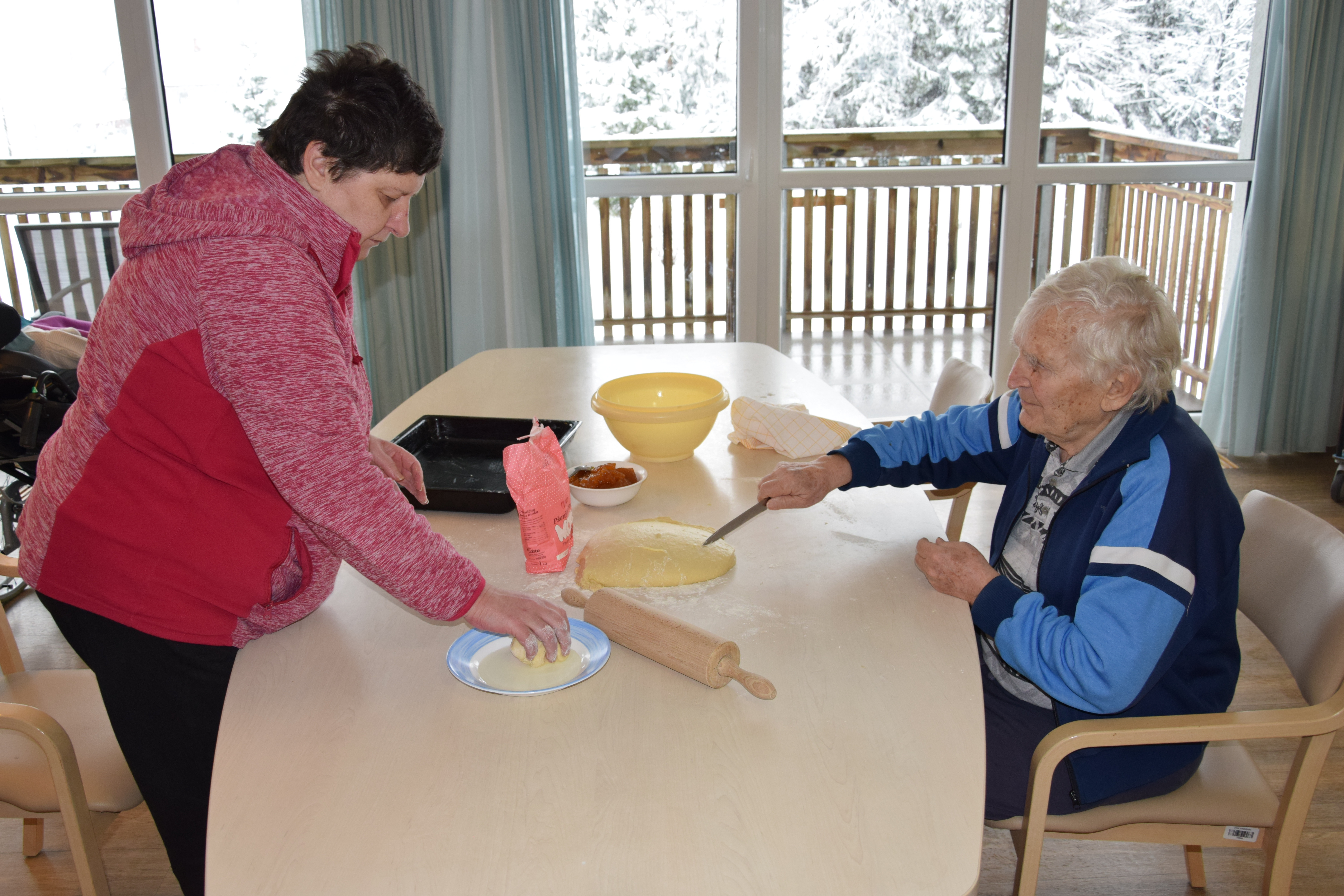 Diši po sladki ljubezni, pečemo na skupini Severni sij in Povest o dobrih ljudeh