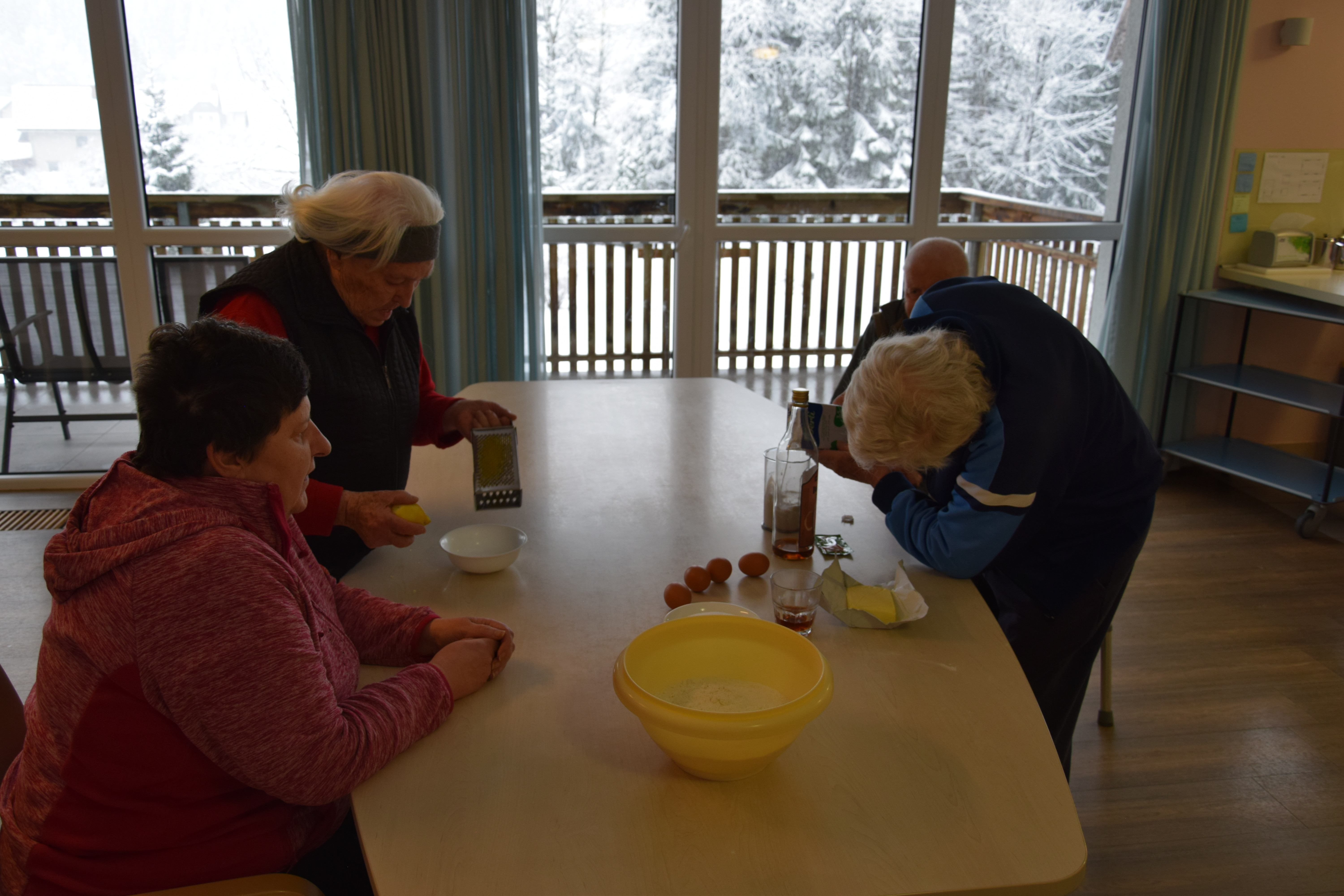 Diši po sladki ljubezni, pečemo na skupini Severni sij in Povest o dobrih ljudeh