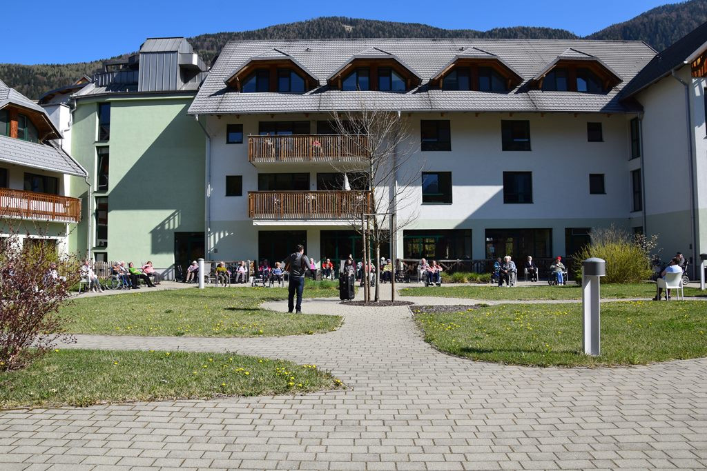 Dom Viharnik odet v melodije harmonike