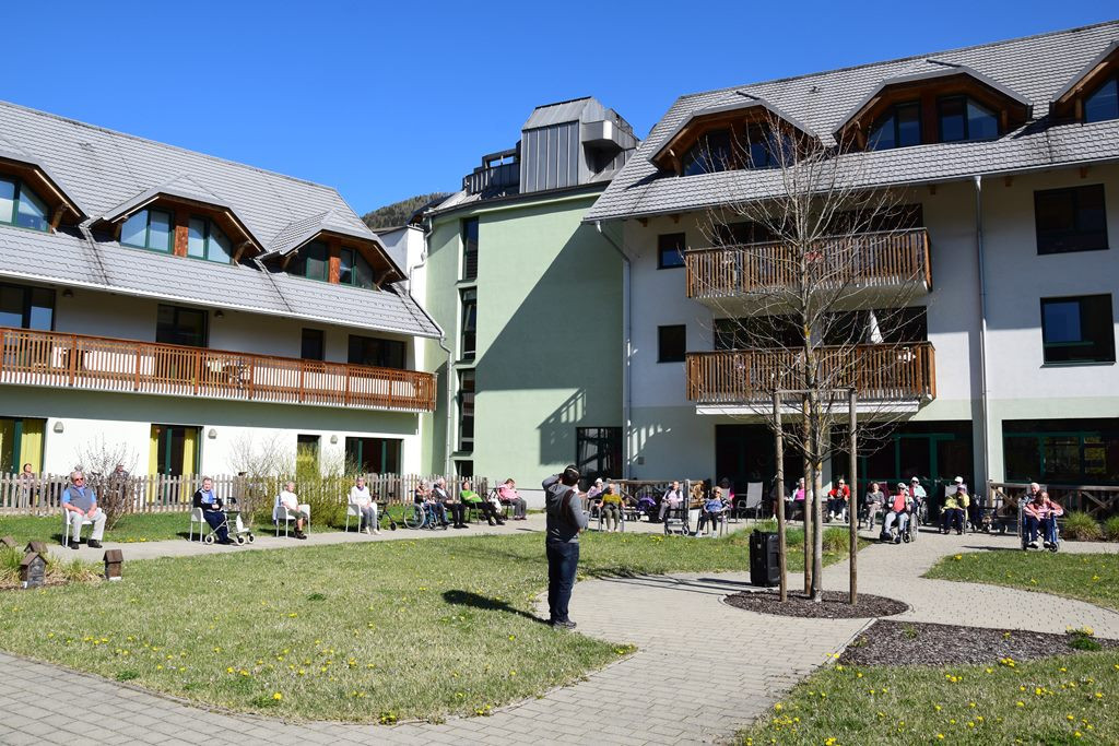 Dom Viharnik odet v melodije harmonike