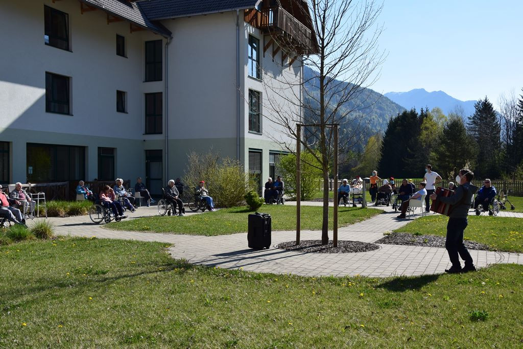 Dom Viharnik odet v melodije harmonike