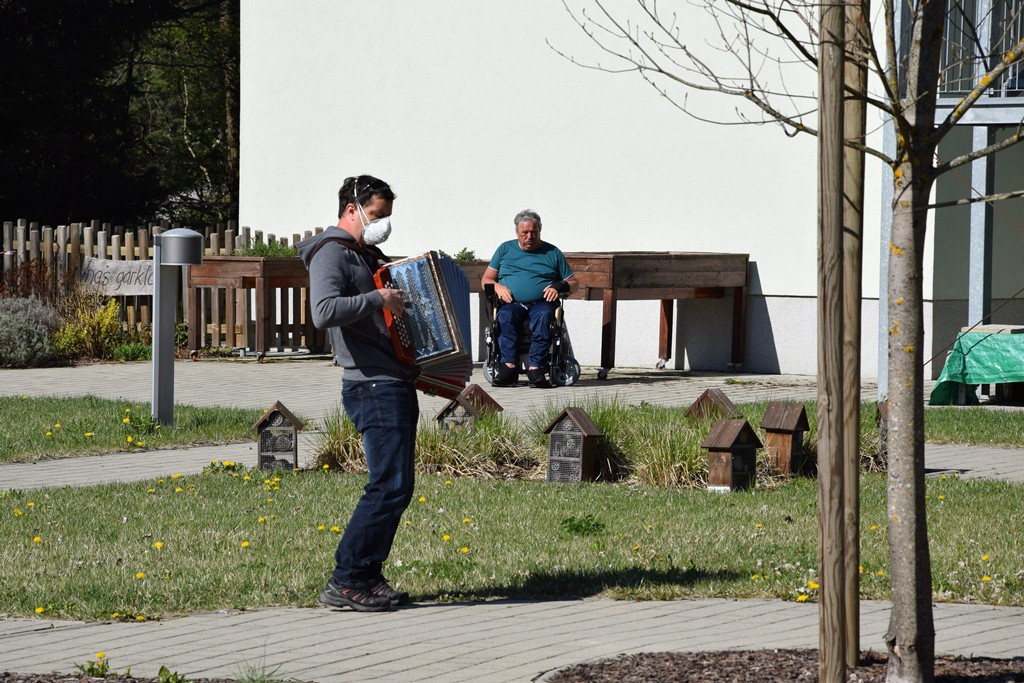 Dom Viharnik odet v melodije harmonike
