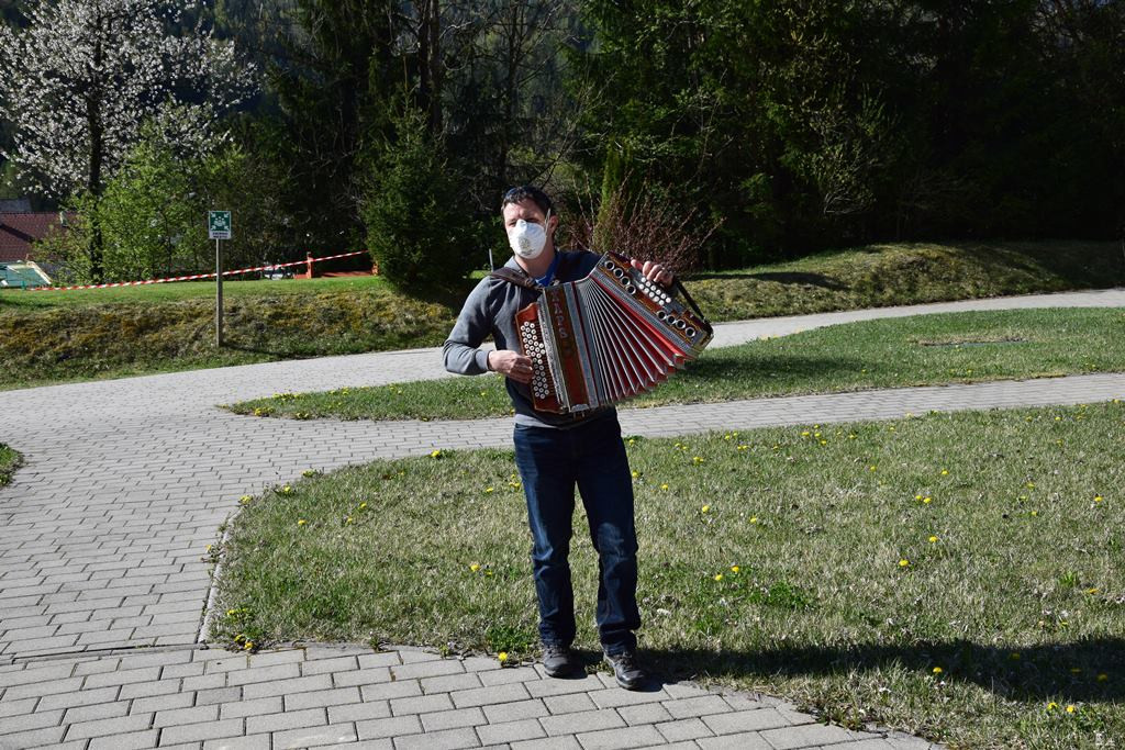 Dom Viharnik odet v melodije harmonike