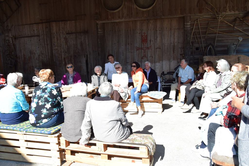 Druženje gorenjskih delovnih terapevtov in stanovalcev