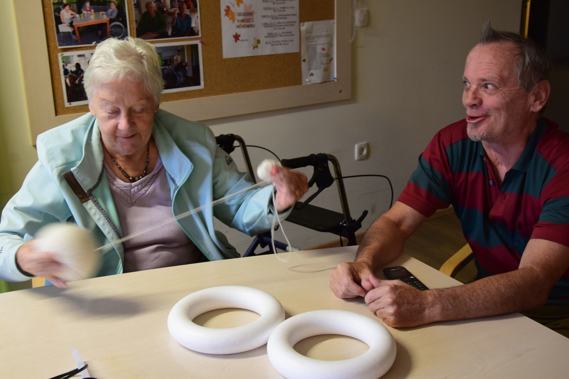 Izdelava adventnih venčkov na skupini Deseti brat