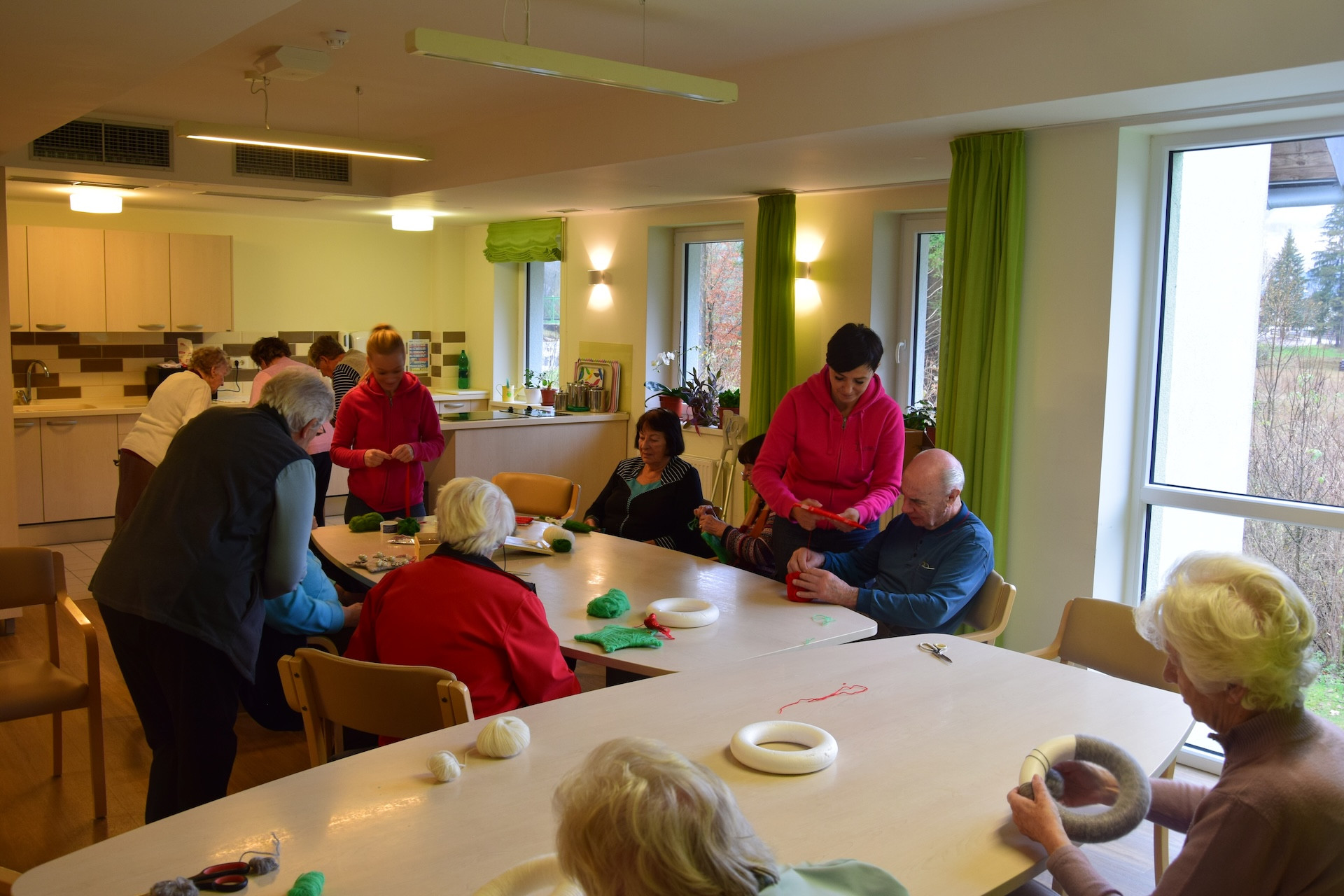 Izdelava adventnih venčkov na skupini Deseti brat