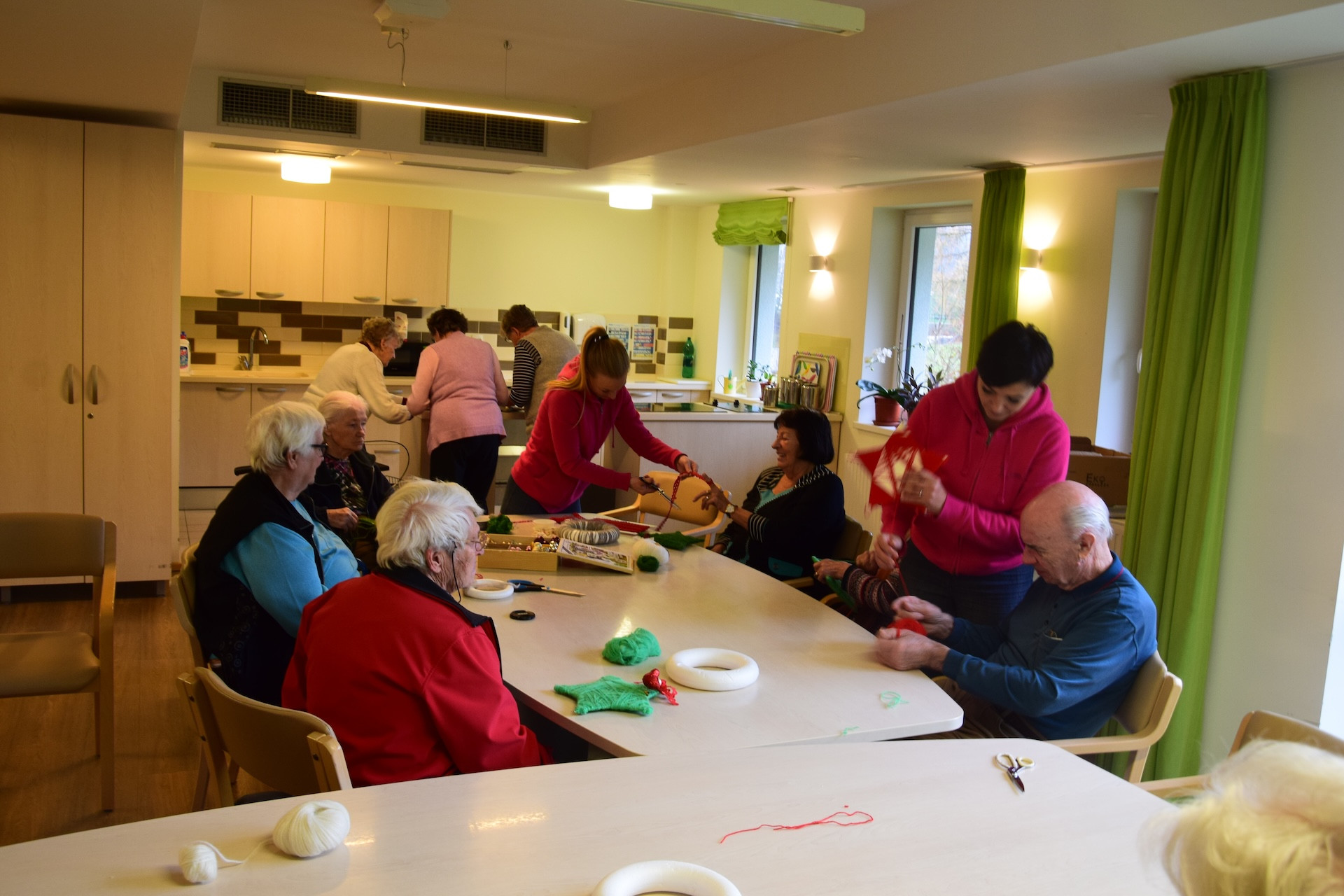 Izdelava adventnih venčkov na skupini Deseti brat