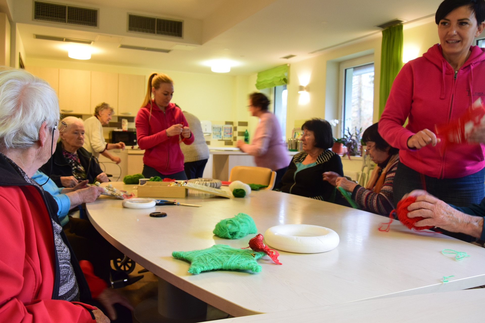 Izdelava adventnih venčkov na skupini Deseti brat