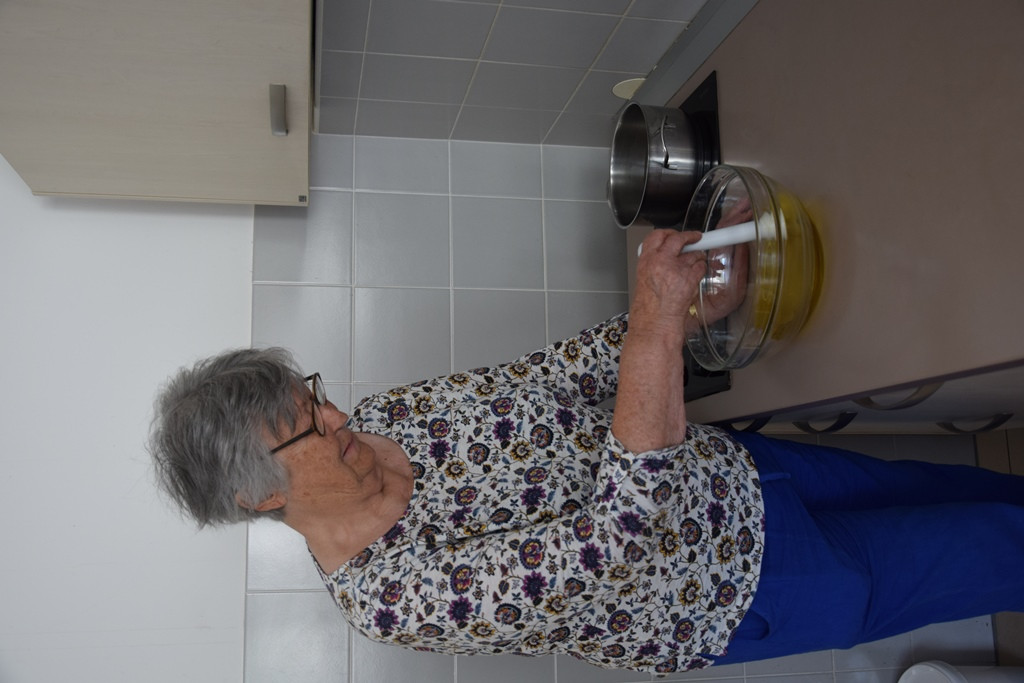 Izdelava domačega orehovega masla za telo