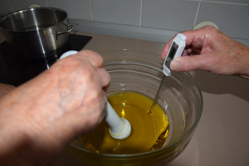 Izdelava domačega orehovega masla za telo