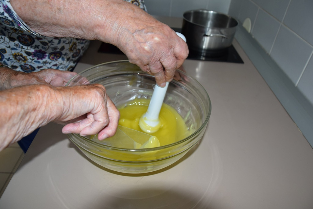 Izdelava domačega orehovega masla za telo